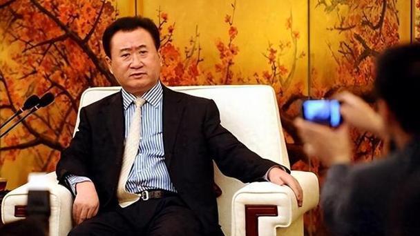 王思聪无奈继承万达家业，一身休闲装或成最后的倔强