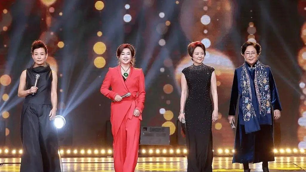 周冬雨|当70岁刘晓庆遇上65岁张瑜，终于明白“从容老去”比“扮嫩”更优雅