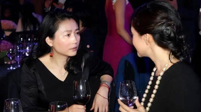 王小丫|王小丫55岁断崖式衰老！穿黑裙虎背熊腰，跟宋祖英同框像两代人