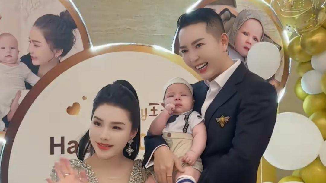 |同性恋富婆欲再购别墅，娇妻劳斯莱斯载混血儿看房，与何家劲交好