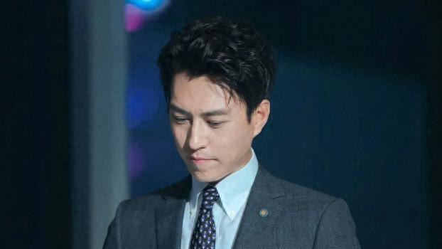 靳东回到家乡，与参加高考的侄女合影，网友发文调侃：他是回来挖蒜的吗？