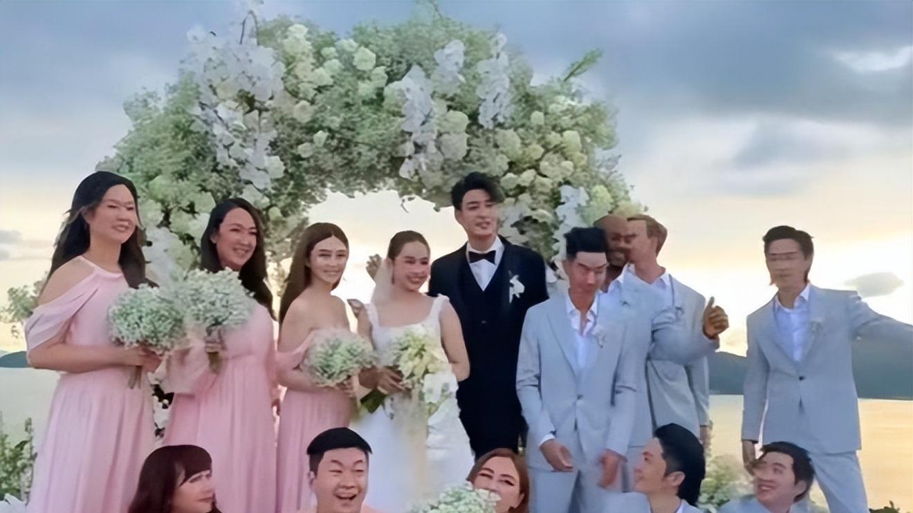 恭喜！又一男歌手官宣结婚，新娘漂亮大气，婚礼现场温馨浪漫