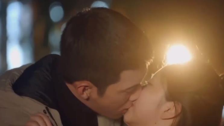 李沁|又惹争议，嘴含戒指接吻，国产剧的吻戏又开始了一场“病态传承”