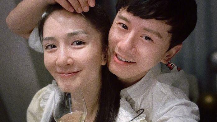 张杰发夫妻合照庆结婚12周年！谢娜喝酒甜笑，张杰宠溺摸老婆头发