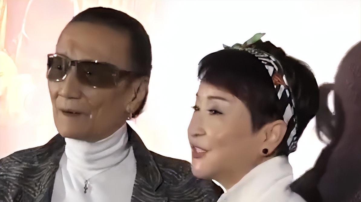 谢贤|谢贤狄波拉牵手亮相谢霆锋新电影！开心畅聊，她曾当现任面吻谢贤