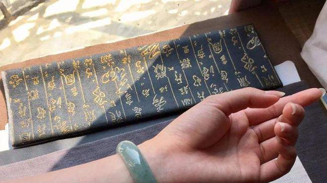 翡翠饰品为什么吗备受女性偏爱