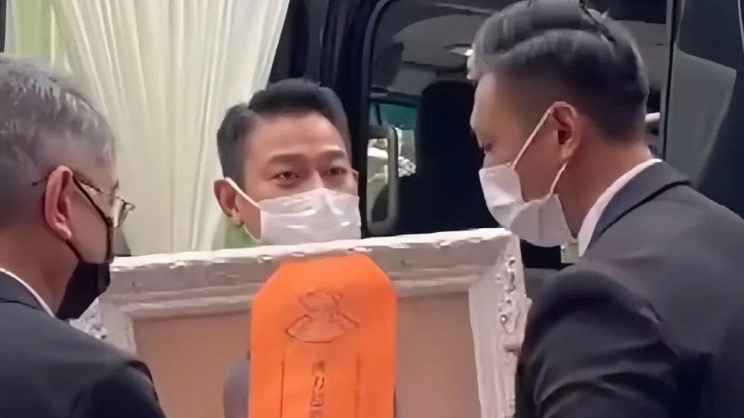刘德华父出殡现场曝光：捧遗像泣不成声 朱丽倩带女儿哭成泪人