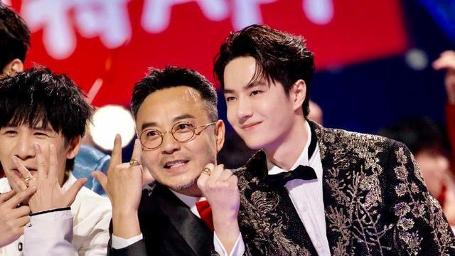 王一博|王一博与汪涵小年夜同台，首唱无名主题曲，芒果台给足排面