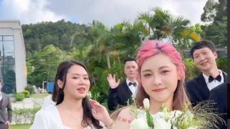 美颜与现实，网红痞幼当伴娘翻车，身材臃肿胳膊粗，老了10岁不止