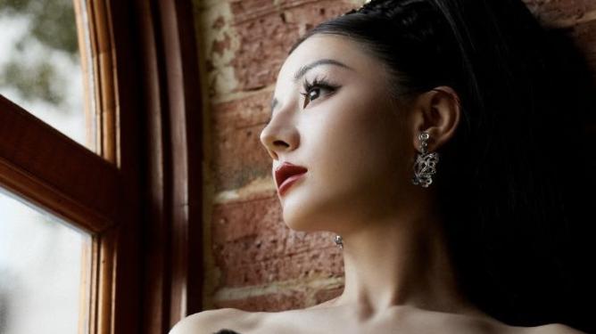 迪丽热巴矫揉造作！见到男的就捂胸，穿着暴露浑身扭来扭去地捂