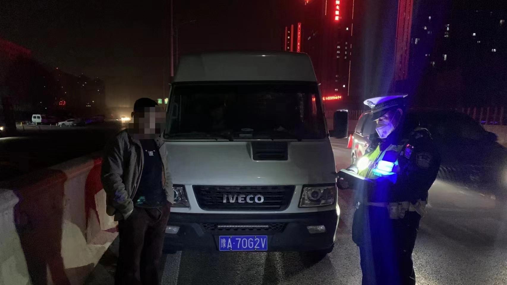 郑州交警二支队加大春运查处力度，一辆拉运烟花爆竹的厢货被查获