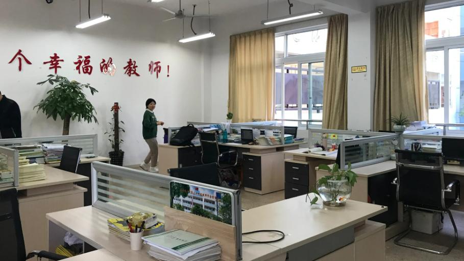 |小学和中学教师坐满办公室，大学教师下课就回家了，说明了什么？