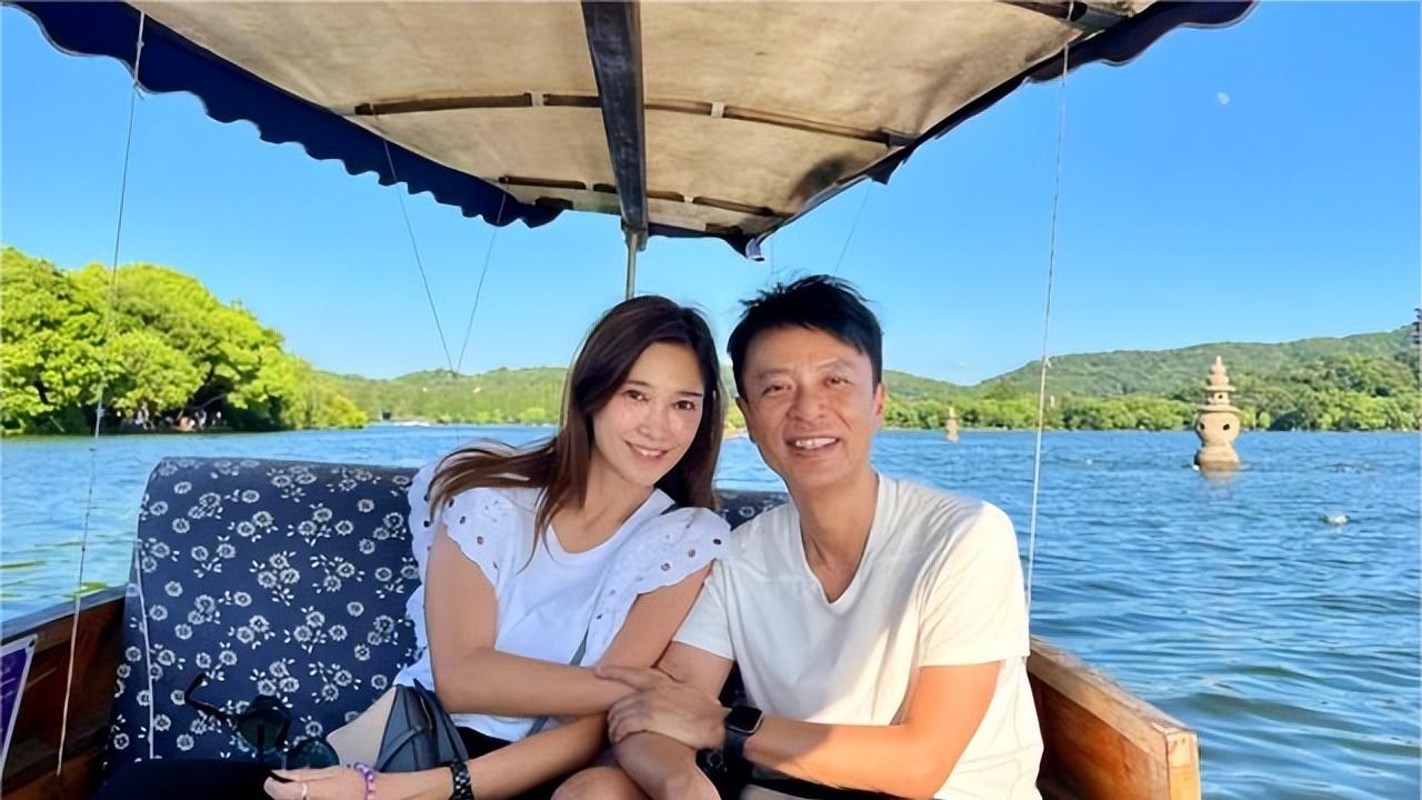 香港体育馆|香港天王级歌手时隔六年红馆开唱，老婆是港姐冠军，依然恩爱如初