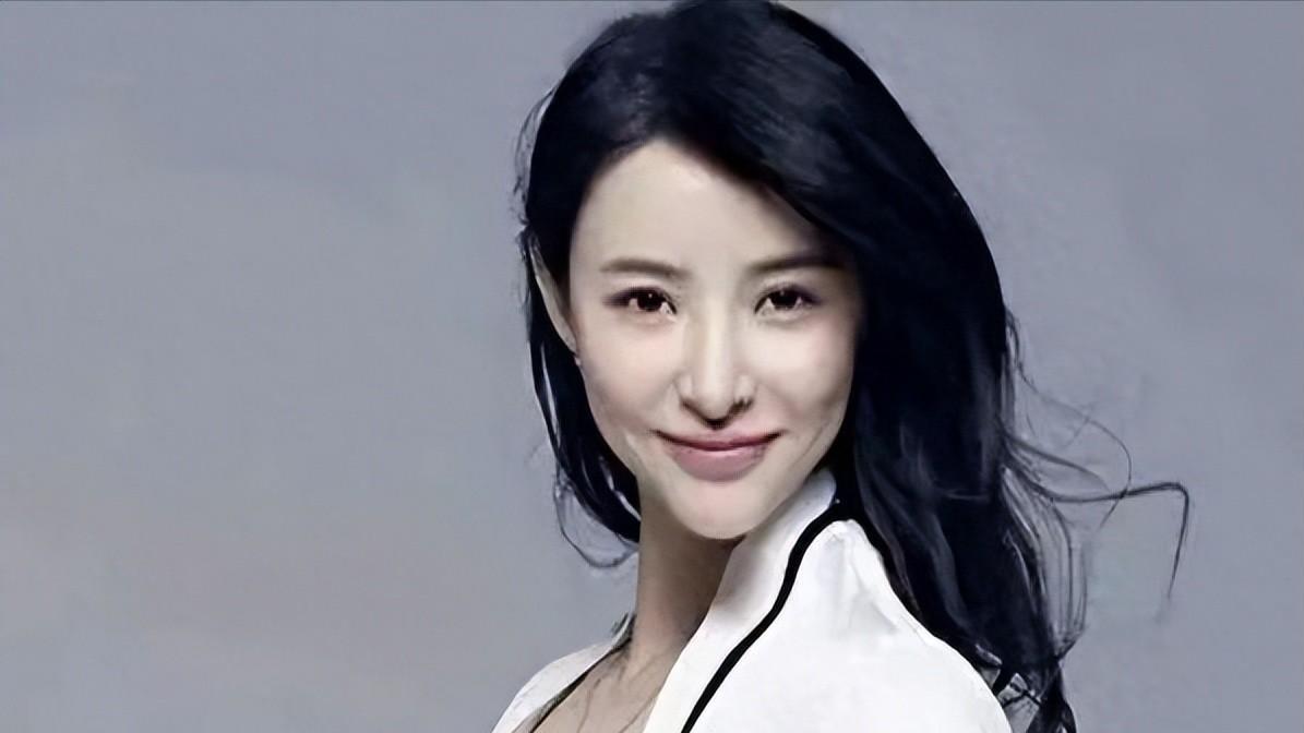 康作如离开汪峰状态变极差，离异十年未婚，教育女儿要对汪峰好