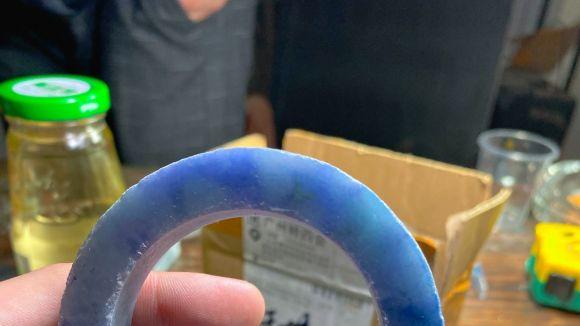 沉香木|40公斤的大翡翠原石，切开之后手镯牌子一箩筐，这才是大赢家！