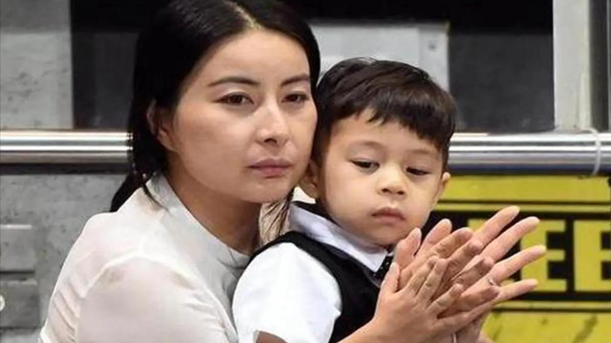 42岁郭晶晶素颜出镜，满脸斑点皮肤粗糙，她的清醒打了多少人的脸