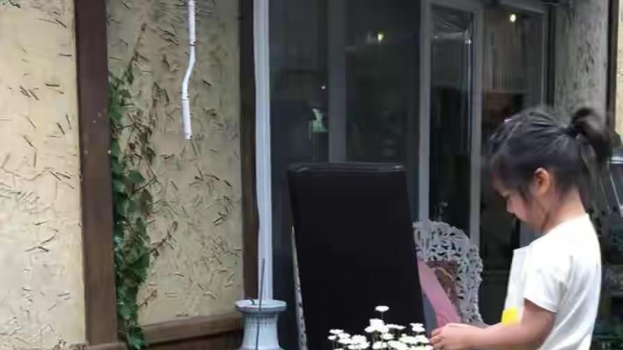 汤唯接女儿放学，青龙奖后立刻回京吃酸汤鱼，在韩国一天都待不住