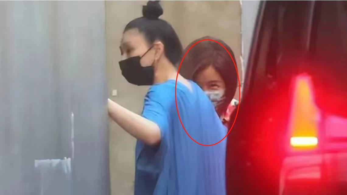 曝大S风波后首露面！穿宽松衣服小S偷笑，营销露马脚，张兰说实话