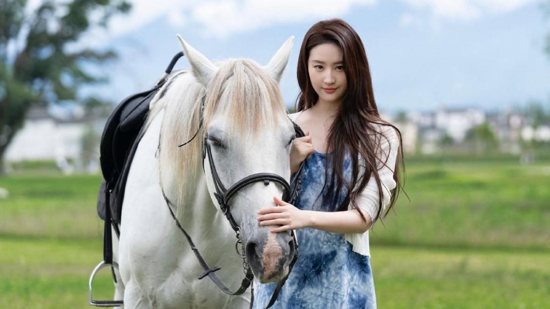 周杰伦|44岁龚蓓苾演女儿，跟44岁“母亲”同框，却毫无违和感