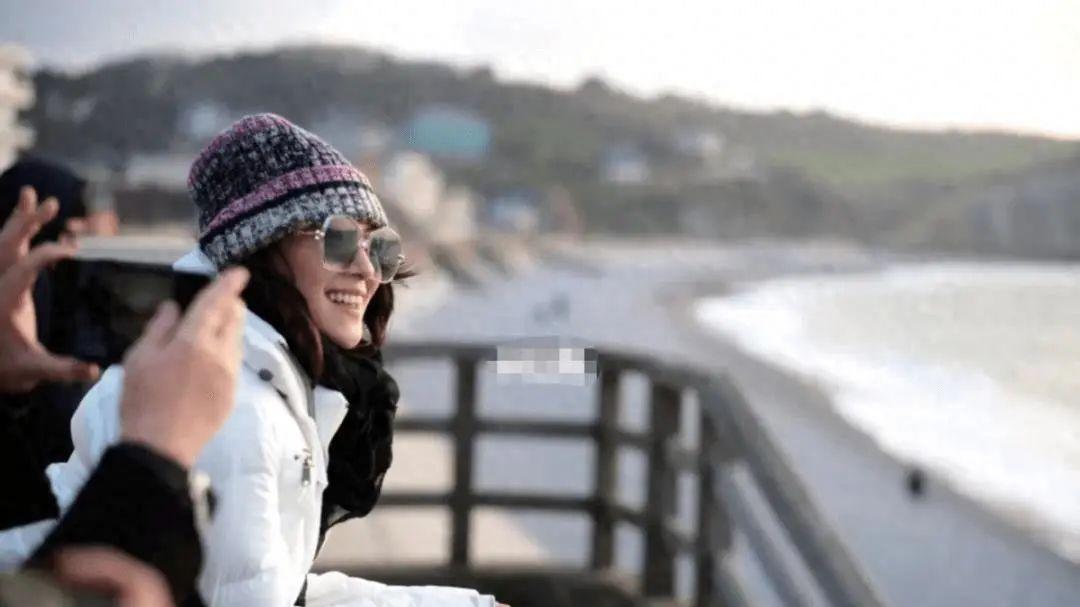 章子怡离婚后和好友旅行晒照心情特好，只可惜身材暴瘦，下巴变尖腿瘦成竹竿了