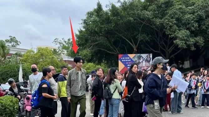 Angelababy|钟汉良秦岚新剧路透，男方身材高大颜值回春，路人视角被赞帅气