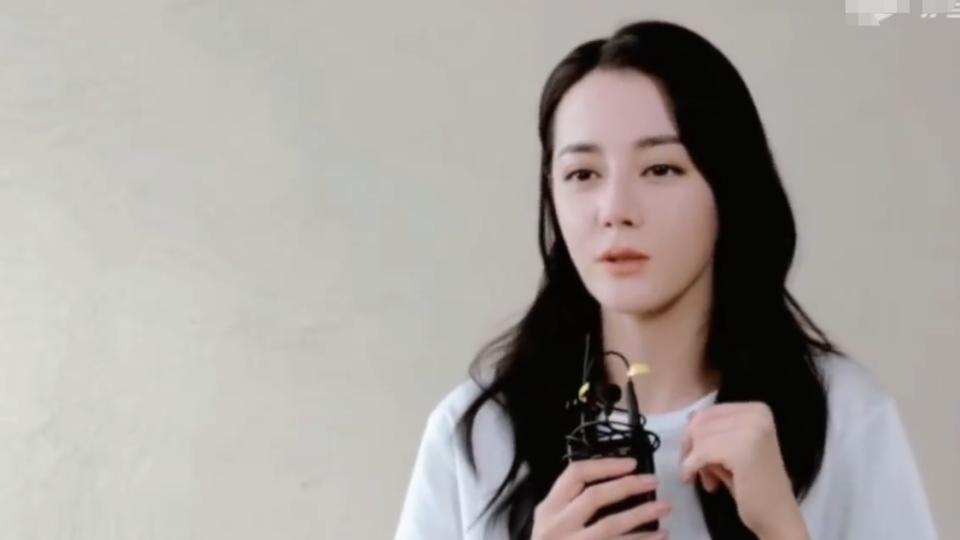 迪丽热巴 《公诉》热巴的脸不像检察官引热议，晒出工作证件照，发型抢镜