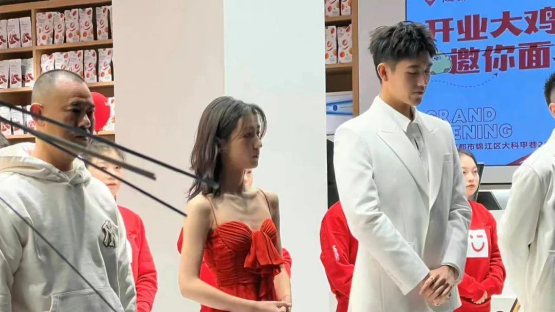 发型 张子枫近照瘦出“排骨胸”，娱乐圈的“纸片人”们，都该醒悟了