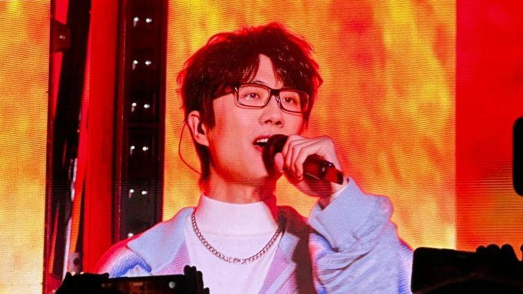 许嵩|许嵩冯禧再次撒糖，男方在舞台上唱歌，冯禧充当工作人员贴心陪伴