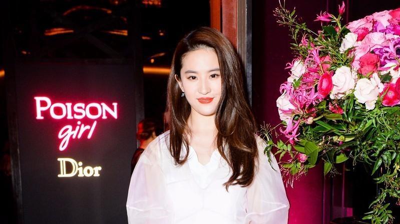 刘亦菲|刘亦菲看秀和木村光希撞衫，用15年完成时尚路涅槃，穿出了自我