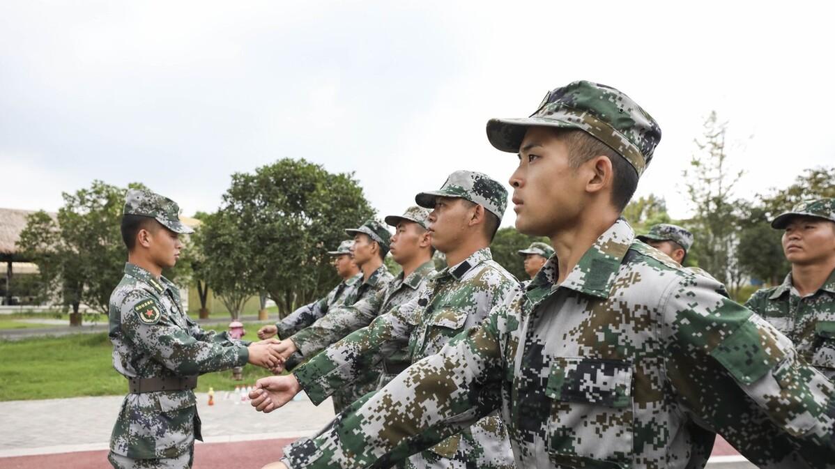 笑果文化|到底是谁给了年轻脱口秀演员，把解放军和野狗进行相提并论的勇气