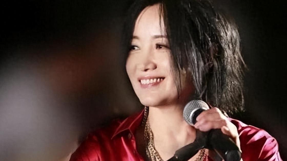 连续四年登上春晚，被恩师夺走初夜强行堕胎，如今54岁无人敢娶。