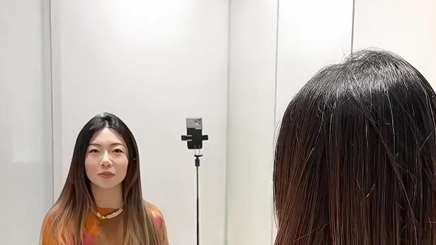 程晓玥近照曝光瘦了一大圈，纤瘦苗条不输孕前，哺乳期染发引争议