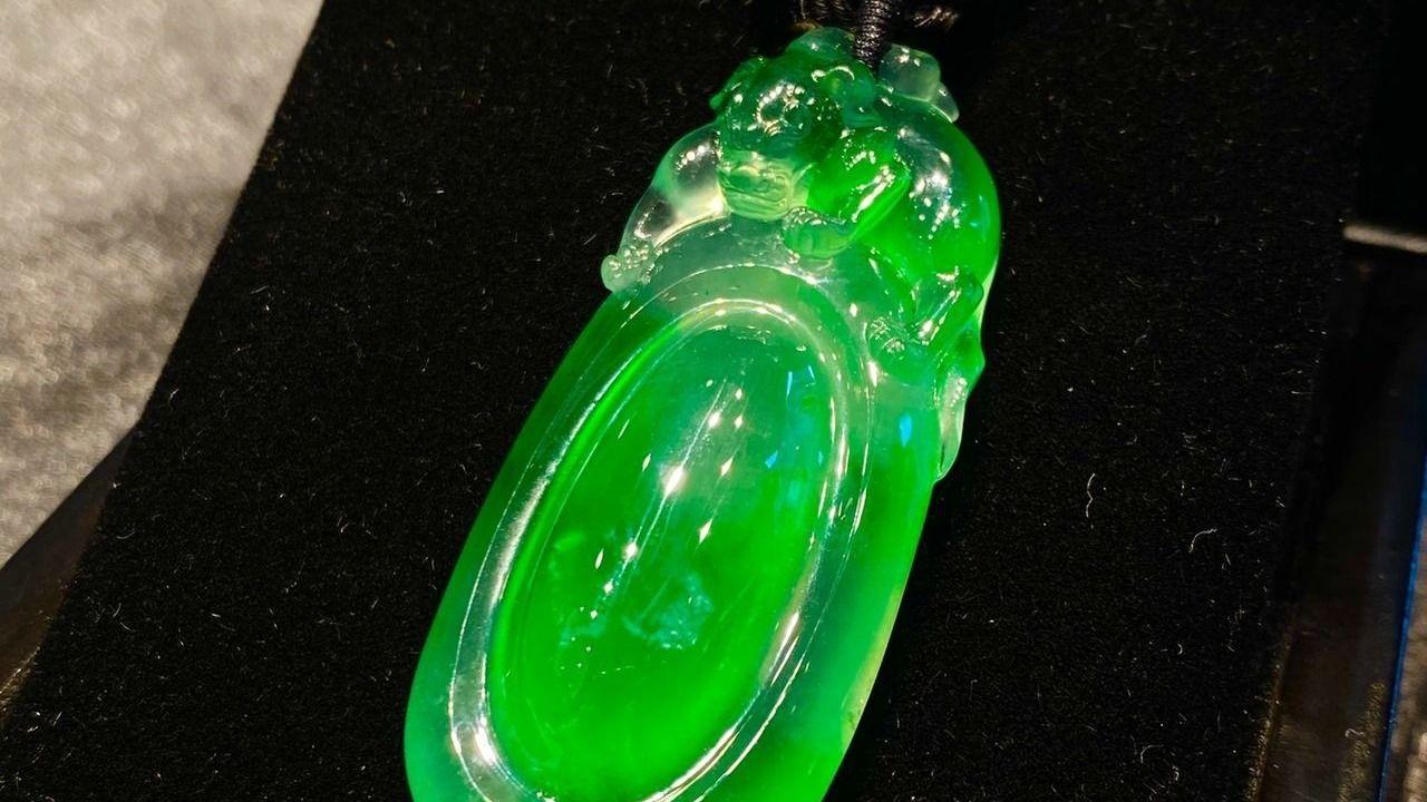 翡翠|翡翠福贝是祥福之气的代表！玻璃种飘色福贝