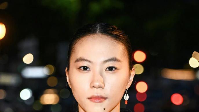王菲|王菲大女儿罕露面似小老太！脸上纹身太抢镜，发际线太高疑似头秃