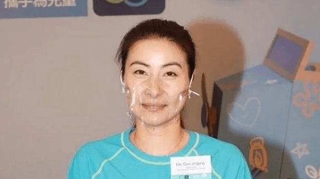 甘比和郭晶晶同框做慈善，她背13万爱马仕高调炫富，却输给了穿运动装的郭晶晶