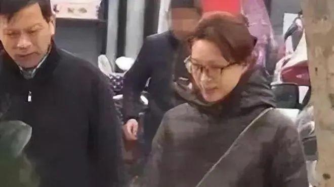 董卿|央视一姐董卿素颜接孩子放学，穿黑色棉衣气质全无！