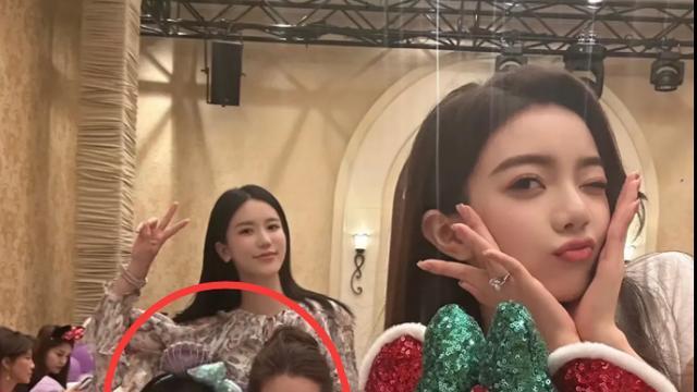 程晓玥|程晓玥带女儿和闺蜜喝下午茶，和网红合影很贵气，比苗苗生活奢侈