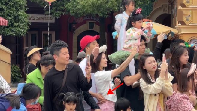 李纯|李纯马頔合体撒糖，同游迪士尼被偶遇，女方状态超好露开心笑容