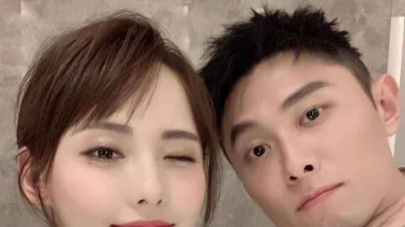 买超|买超被曝已恢复单身，聚会结束路边刷手机，神情落寞显无奈