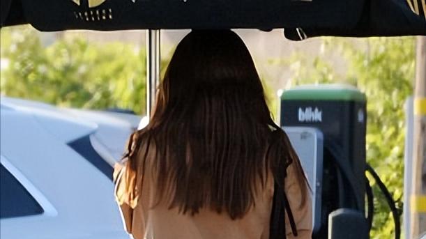 奥巴马大女儿换新发型！换成红色大波浪卷发出街，这次美成女神了