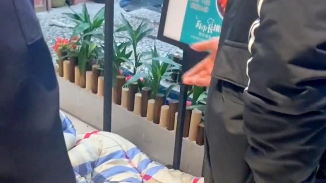 浙江：男子携妻子睡商场讨薪，纸壳上写着：黑心老板，还我血汗钱