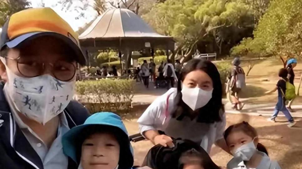 郭晶晶被评总是模仿伏明霞，都嫁香港豪门，都是跳水皇后，都三胎