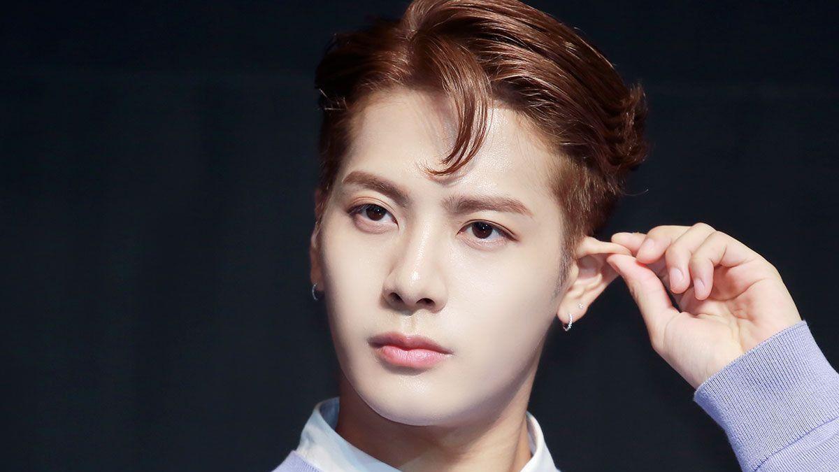 王嘉尔发文想要单独住酒店，网友造谣其私生活不检点，粉丝开黄腔