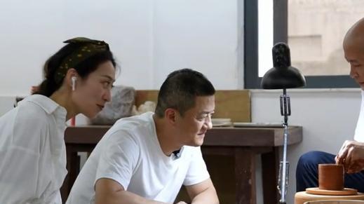 |李亚鹏被曝出轨！与美女主播穿情侣装，女方满眼爱意同框显暧昧