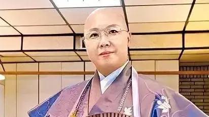 “花尼姑”尖锐评论林志玲以前胸前有两颗樱桃，现变成两颗黑枣