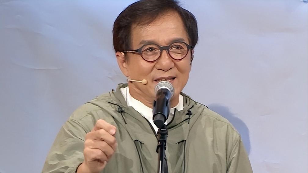 成龙引热议！直播没关掉打赏，阿娇连刷30个火箭，600万网友围观