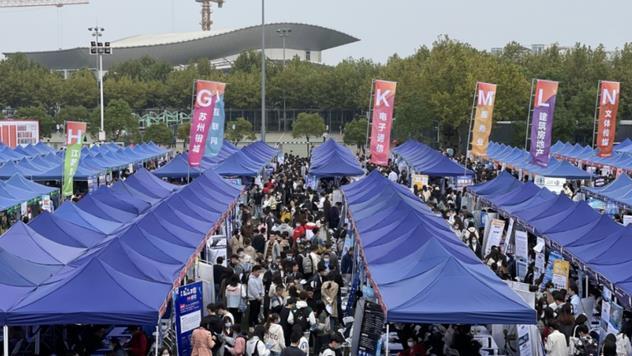 工地|本科毕业却找不到工作，怒撕毕业证打算去工地，真实学历惹人质疑