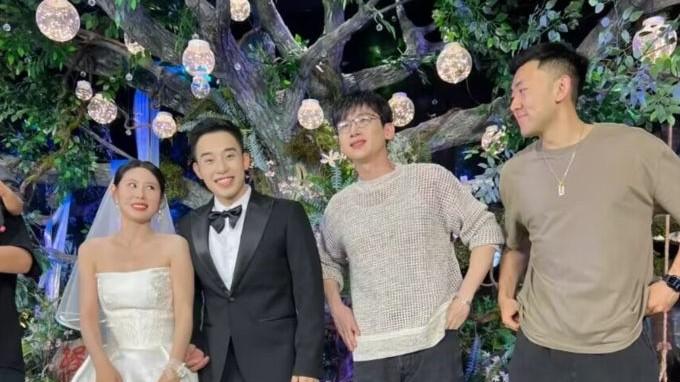 白敬亭|白敬亭参加发小婚礼，打扮低调厚底鞋抢镜，戴眼镜被调侃像老干部