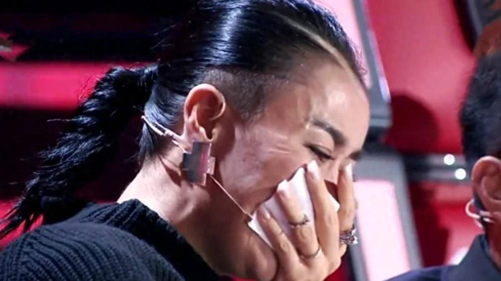 导演张艺谋公开表态：为何要封歌手那英，欲将其驱出娱乐圈？