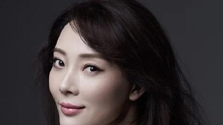 陈数|夜会深拥小鲜肉后，陈数发文秀恩爱，其夫与表妹环抱亲吻穿情侣鞋